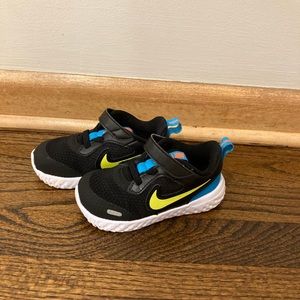 Nike revolution shoes for tolder boys size 8C